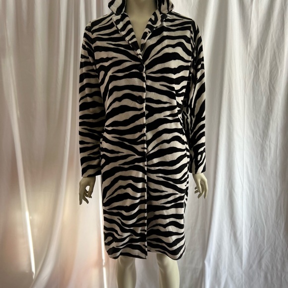 Chic Zebra Patterned Coat - Picture 2 of 11